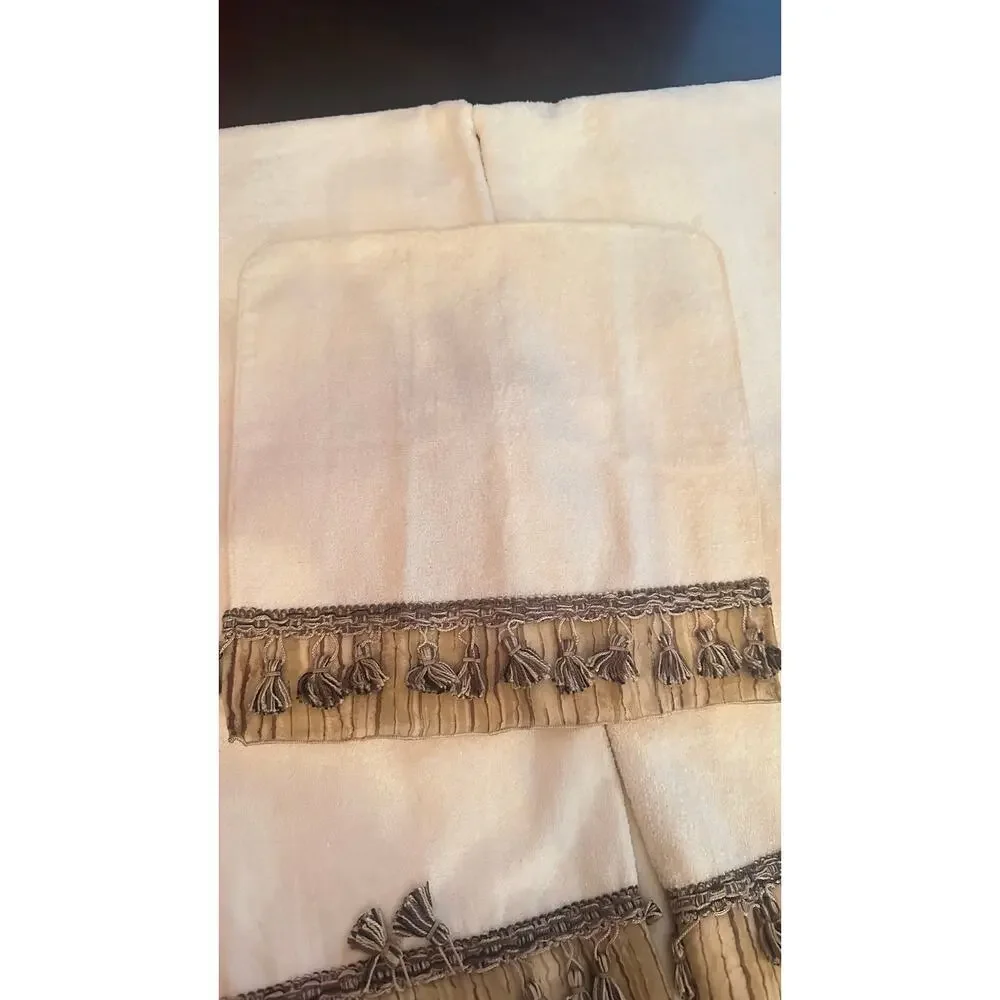Vintage Avanti Look Cream Towel Set -2 Bath Towels with Tassels & 1 Wash Cloth